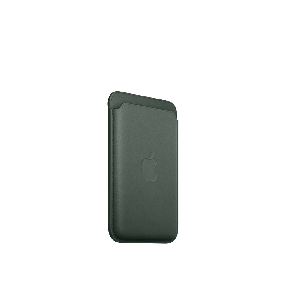 محفظة iPhone المنسوجة بدقة (FineWoven) مع MagSafe باللون الأخضر الدائم (Evergreen)